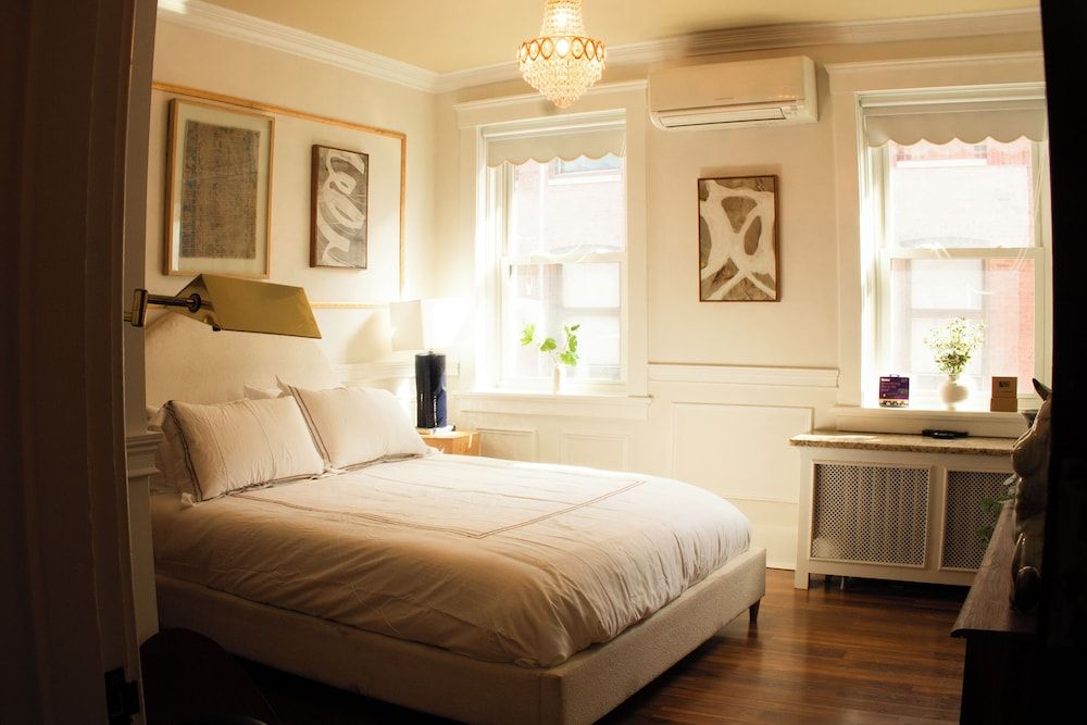 Chateau Connellsville Deluxe Double Room 8