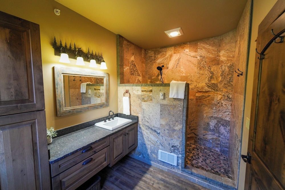 Apgar Lookout Suites Apartment, 2 Bedrooms, Balcony, Mountain View 5