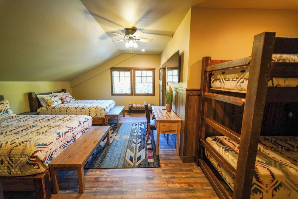 Apgar Lookout Suites Apartment, 2 Bedrooms, Balcony, Mountain View 2