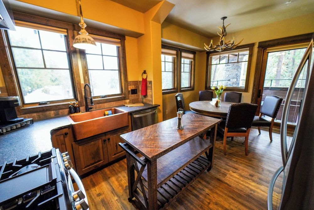 Apgar Lookout Suites Apartment, 2 Bedrooms, Balcony, Lake View 3