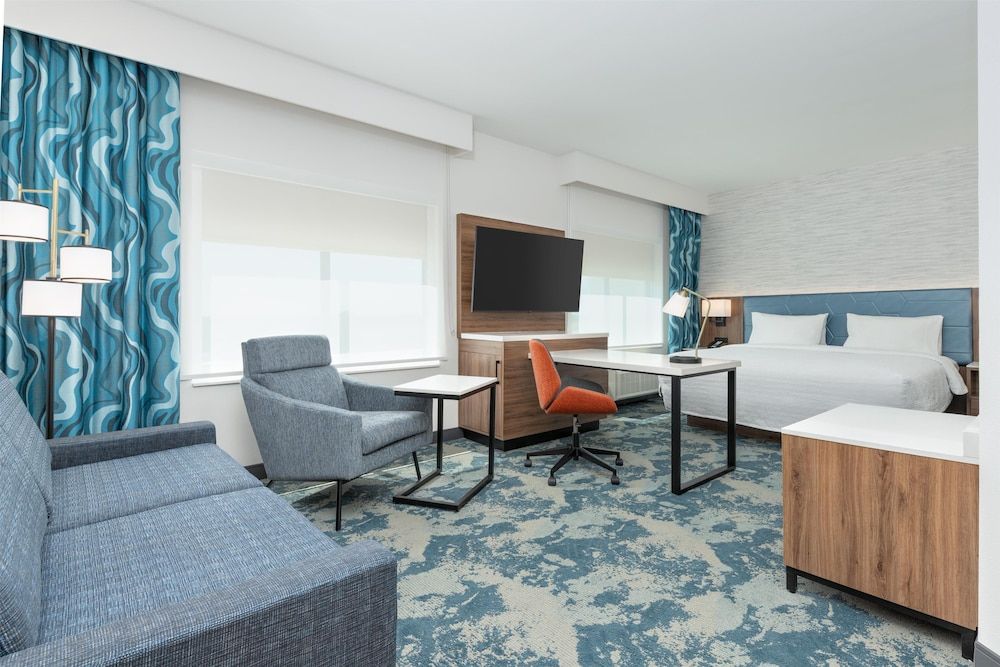Studio, 1 King Bed, Accessible (Mobility & Hearing, Roll-In Shower)