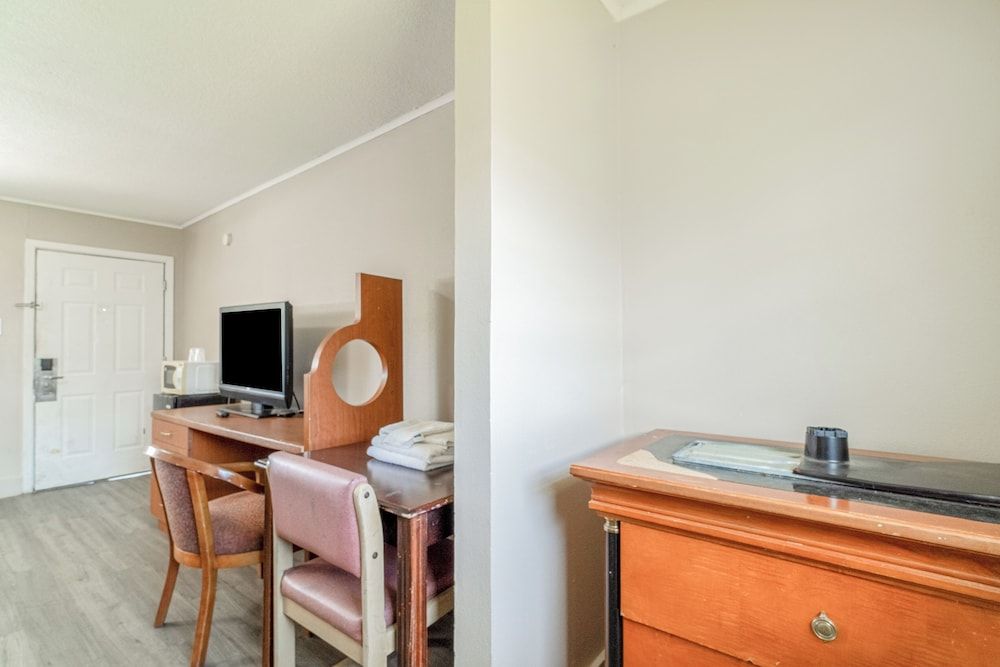 Cypress Inn Motel By OYO West Monroe I-20 Room, 2 Queen Beds, Smoking 14