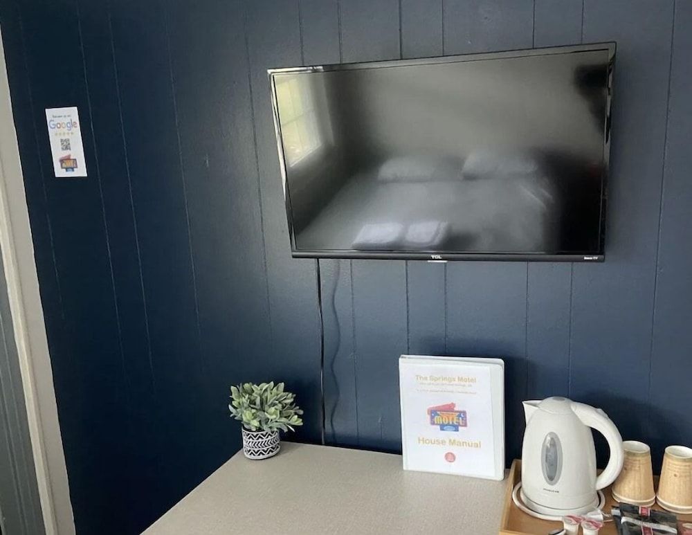 The Springs Motel Classic Room, 1 Double Bed, Non Smoking, Patio 4