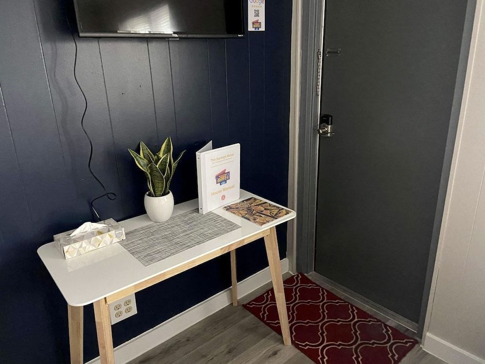 The Springs Motel Classic Room, 1 Double Bed, Non Smoking, Patio 3