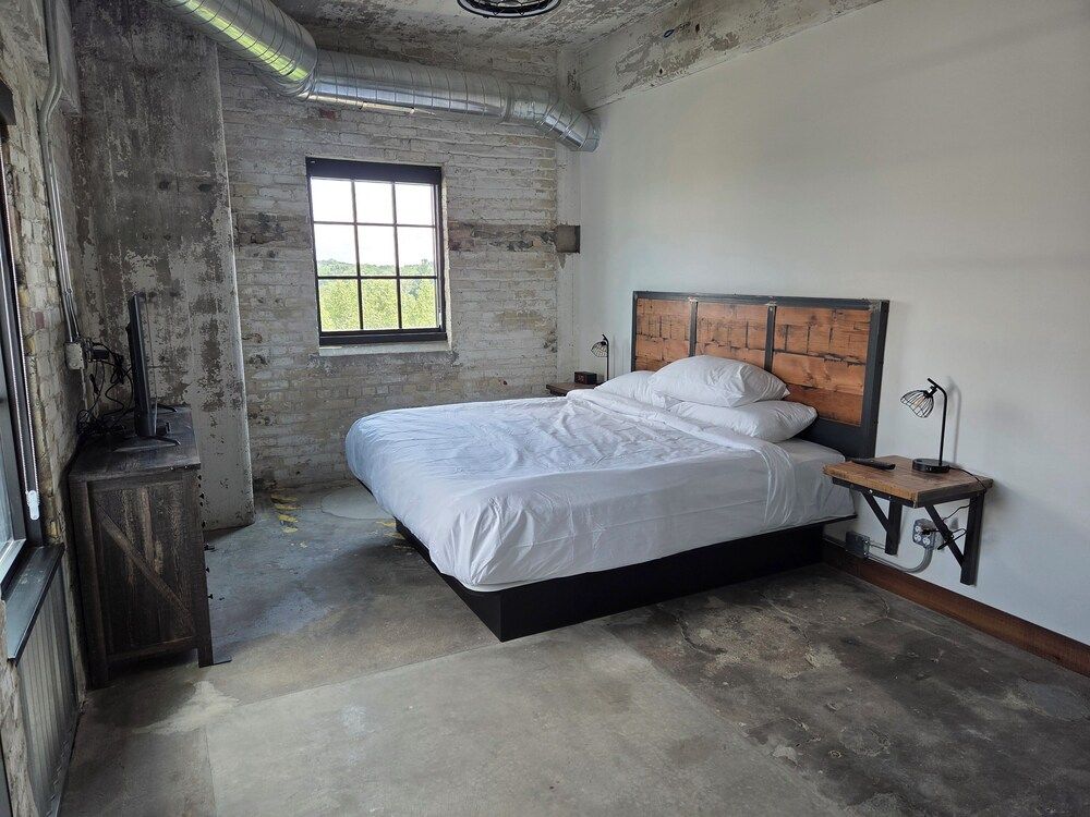 The Mill Hotel Deluxe Suite, River View 4