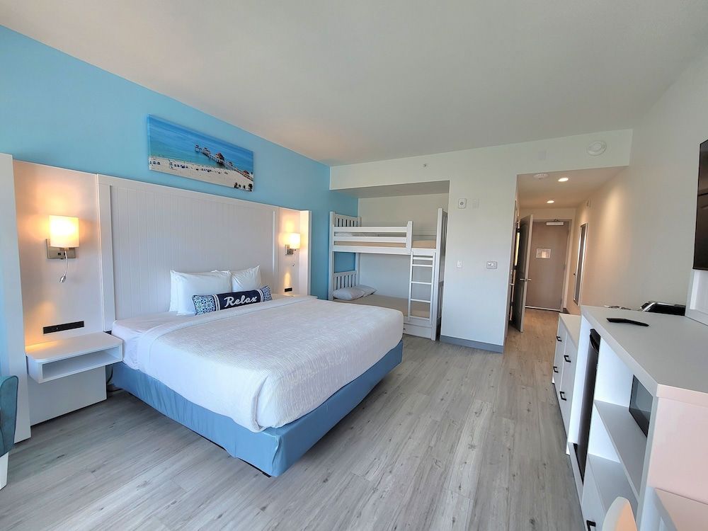 ChartHouse Clearwater Beach Marina Hotel Family Room, 1 Bedroom, Balcony, Pool View 2