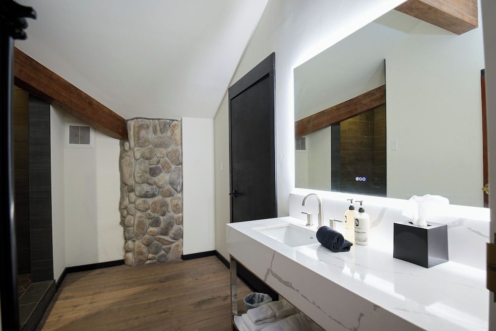 Gravity Haus Big Sky Premier Single Room, 1 King Bed with Sofa bed 3