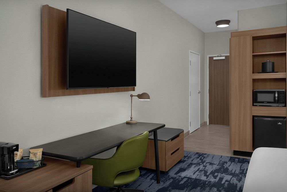 Fairfield By Marriott Inn & Suites Weldon Standard Room, 1 King Bed 3