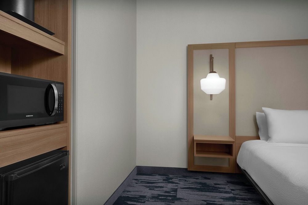 Fairfield By Marriott Inn & Suites Weldon Standard Room, 1 King Bed 6