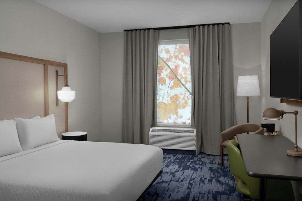 Fairfield By Marriott Inn & Suites Weldon Standard Room, 1 King Bed 8