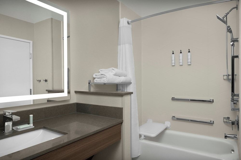 Fairfield By Marriott Inn & Suites Weldon Standard Room, 1 King Bed 2