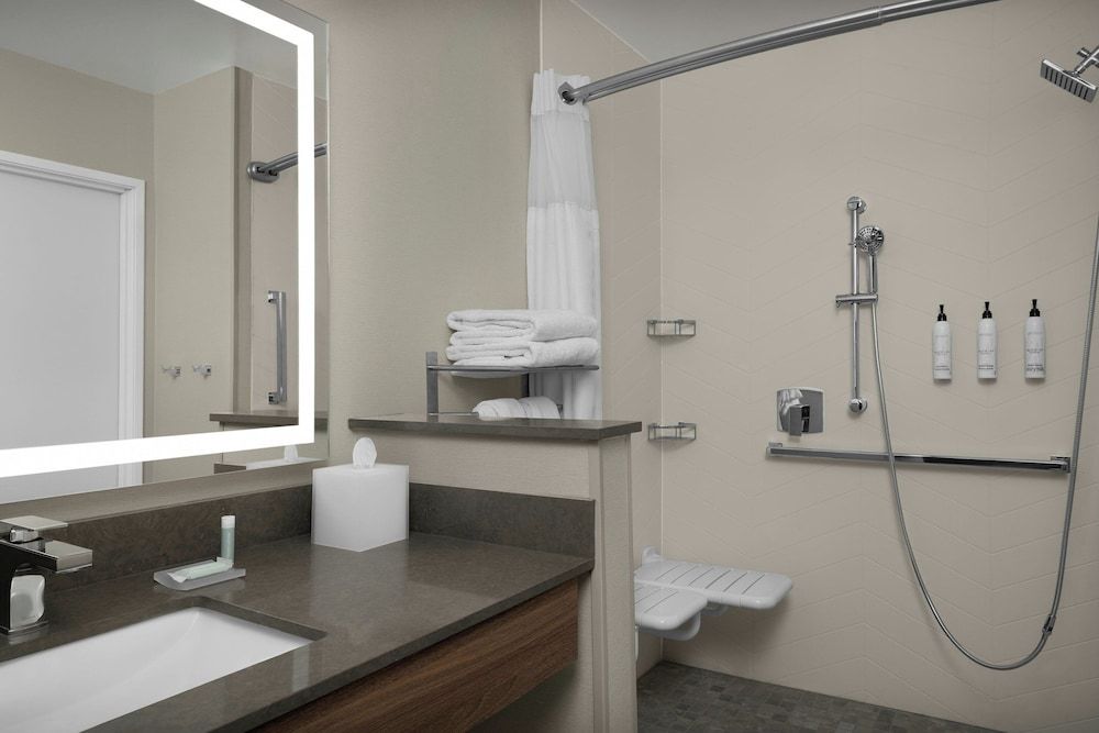 Fairfield By Marriott Inn & Suites Weldon Standard Room, 1 King Bed 10