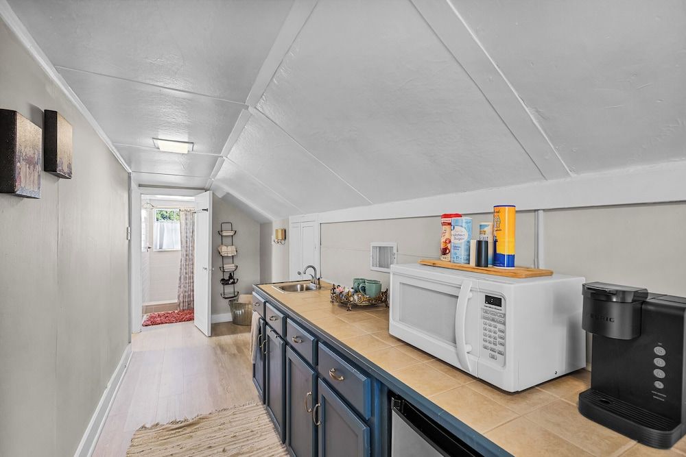 Drackett House by Whiskey Properties Loft, 1 Queen Bed, Kitchenette 5