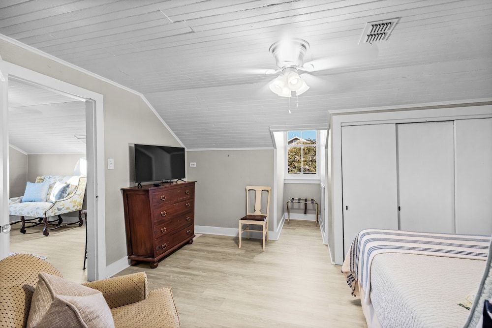 Drackett House by Whiskey Properties Loft, 1 Queen Bed, Kitchenette 7