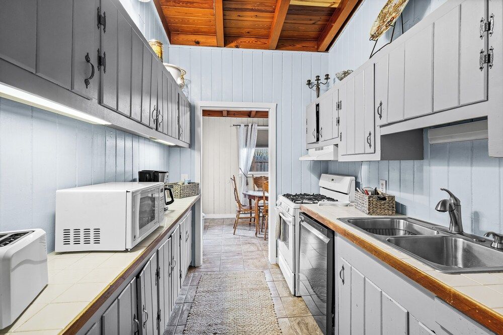 Drackett House by Whiskey Properties Cottage, 2 Bedrooms, Kitchen 8