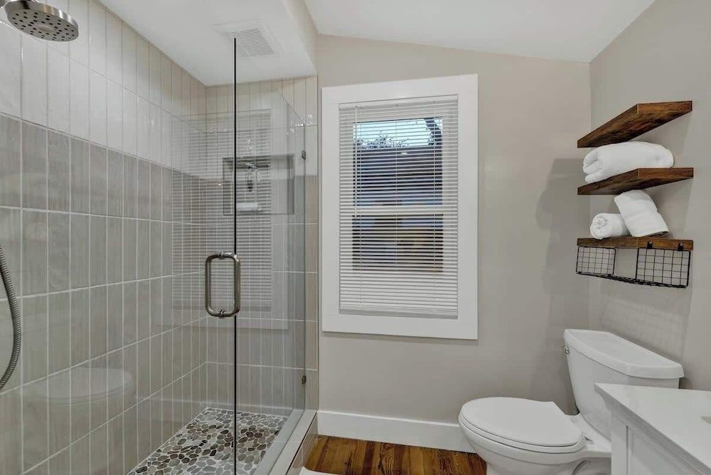 Tolle Haus: W/pool & Firepit-walk to Schlitterbahn, Comal Chutes & Downtown! House, Multiple Beds, Pool Access, Pool View (381 Tolle St) 16