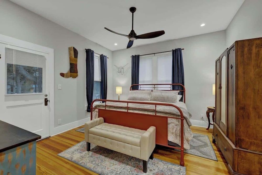 Tolle Haus: W/pool & Firepit-walk to Schlitterbahn, Comal Chutes & Downtown! House, Multiple Beds, Pool Access, Pool View (381 Tolle St) 2