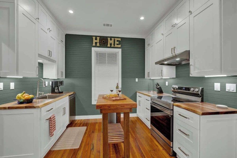 Tolle Haus: W/pool & Firepit-walk to Schlitterbahn, Comal Chutes & Downtown! House, Multiple Beds, Pool Access, Pool View (381 Tolle St) 6