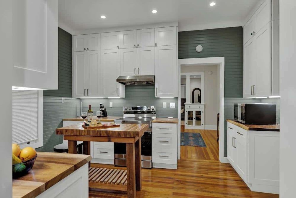 Tolle Haus: W/pool & Firepit-walk to Schlitterbahn, Comal Chutes & Downtown! House, Multiple Beds, Pool Access, Pool View (381 Tolle St) 5