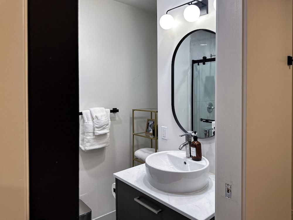 DTW Suites Room, 1 Queen Bed 9