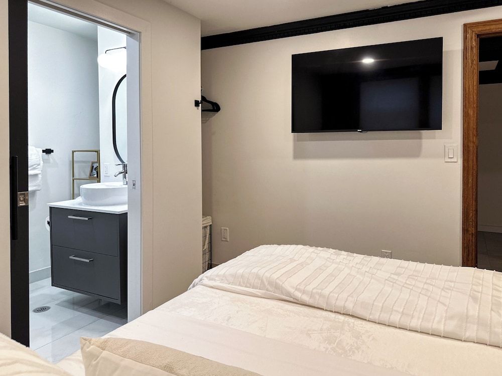 DTW Suites Room, 1 Queen Bed 5