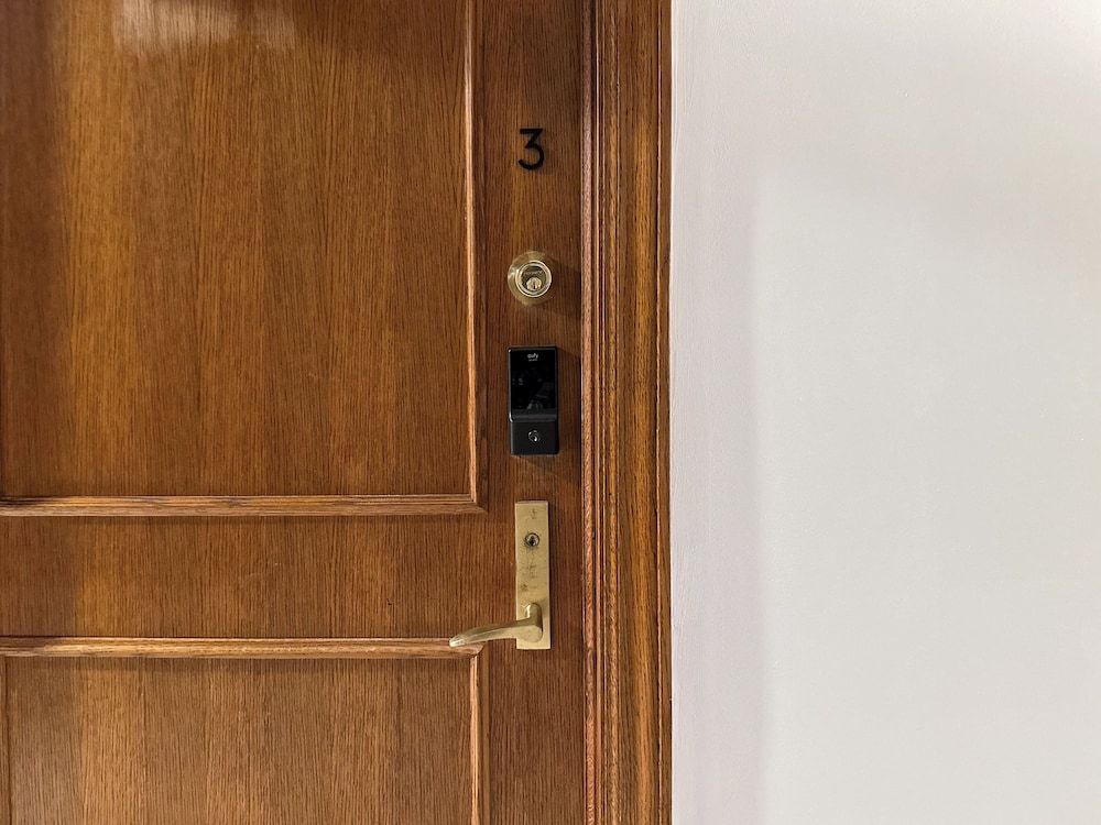 DTW Suites Room, 1 Queen Bed 2