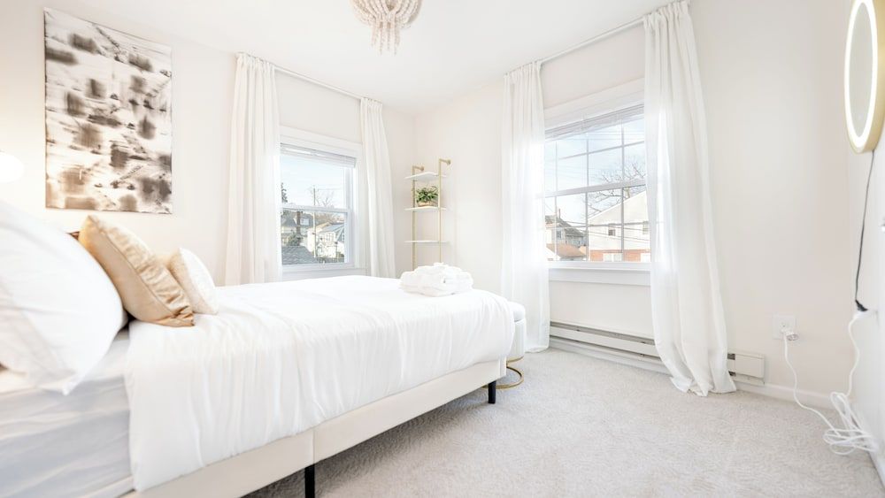 Ultra-Modern Luxe Sleek & Stunning Stay