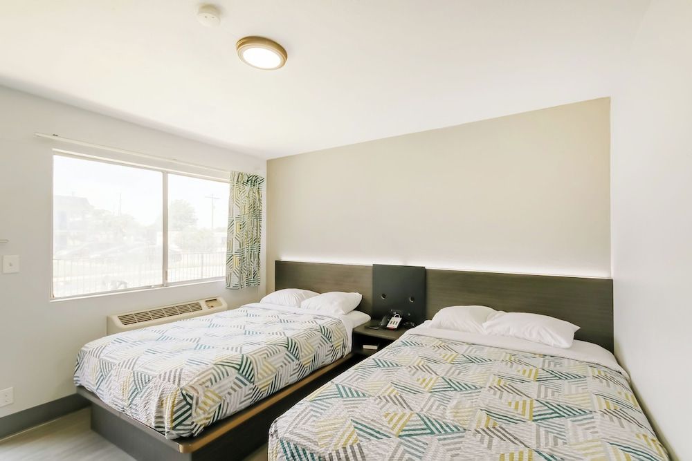 Home 6 by Townhouse Topeka KS I 70 Room, 2 Double Beds, Non Smoking (Accessible) 4