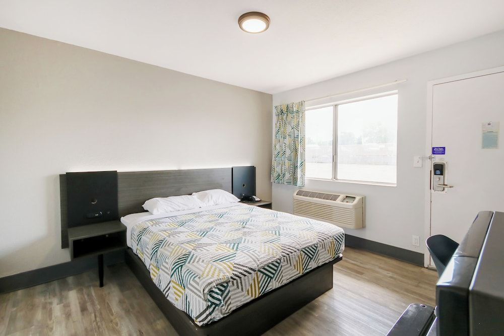 Home 6 by Townhouse Topeka KS I 70 Queen Bed Accessible Non-Smoking 3