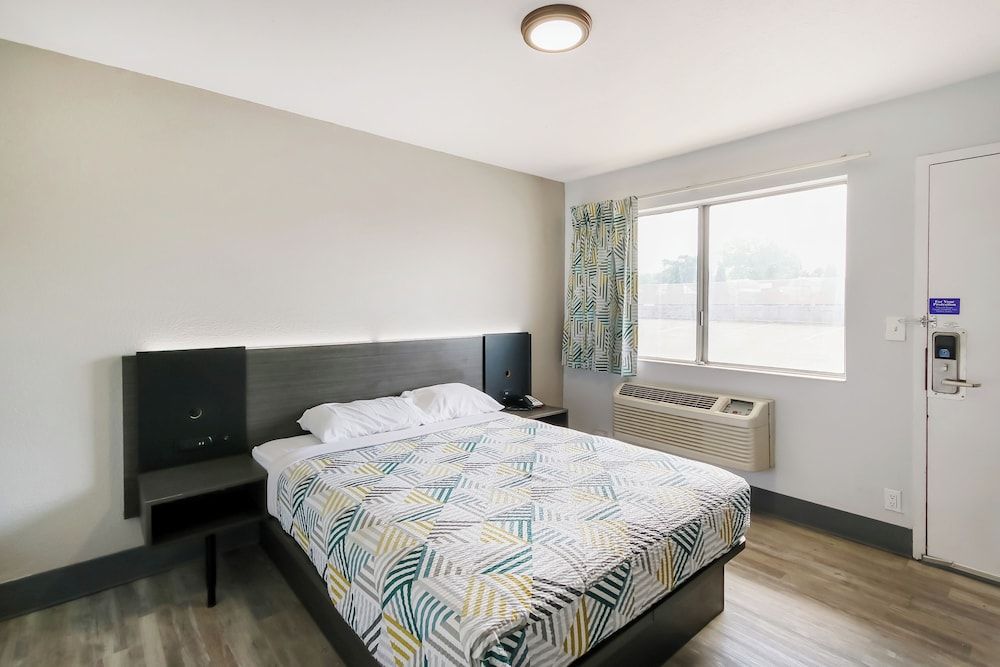 Home 6 by Townhouse Topeka KS I 70 Queen Bed Smoking 3