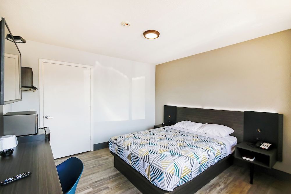 Home 6 by Townhouse Topeka KS I 70 Queen Bed Smoking