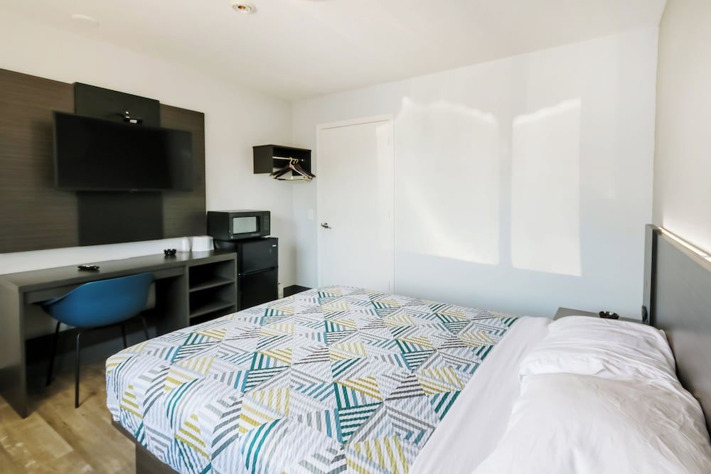 Home 6 by Townhouse Topeka KS I 70 Queen Bed Smoking 2