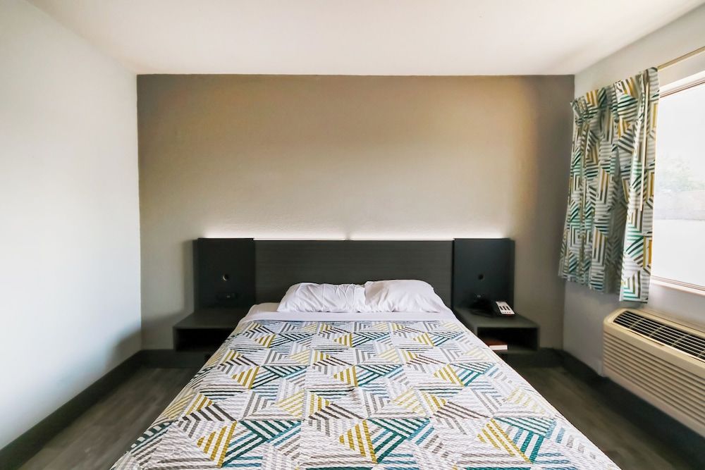 Home 6 by Townhouse Topeka KS I 70 Queen Bed Smoking 4