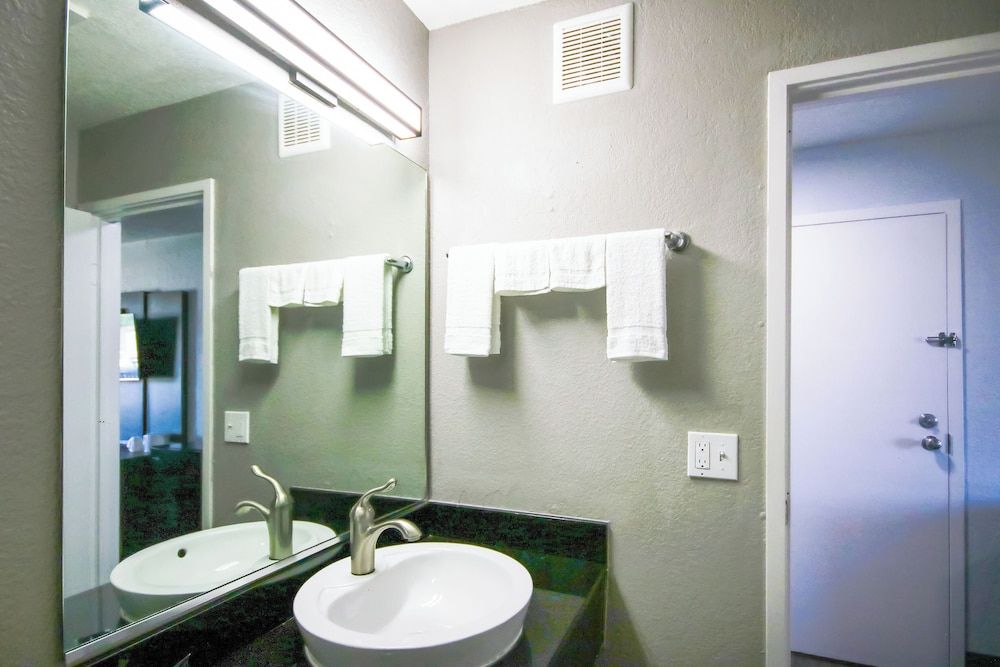 Home 6 by Townhouse Topeka KS I 70 Room, 2 Double Beds, Non Smoking (Accessible) 6