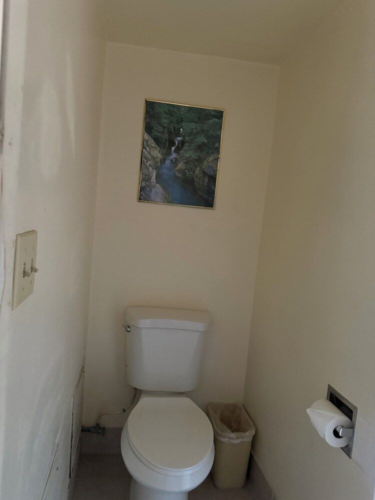 Fiesta Inn- Bell Gardens/ Los Angeles Suite, 1 King Bed, Smoking 3