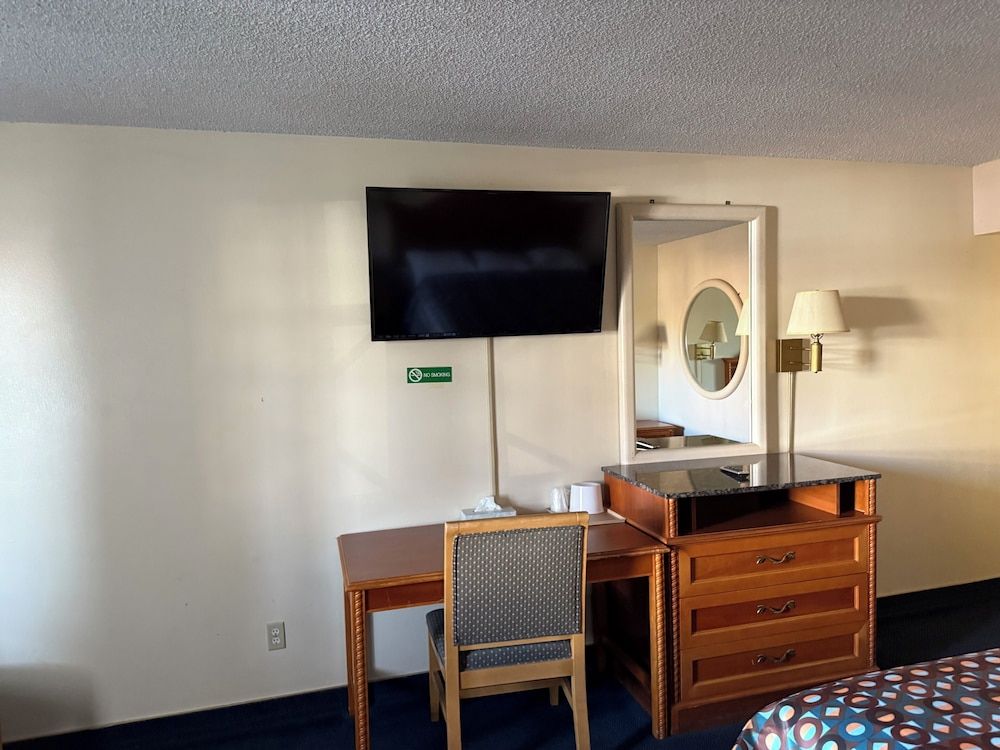 Fiesta Inn- Bell Gardens/ Los Angeles Single Room, 1 King Bed, Smoking