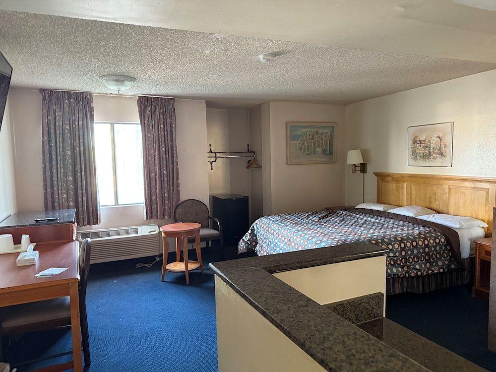 Fiesta Inn- Bell Gardens/ Los Angeles Suite, 1 King Bed, Smoking 2