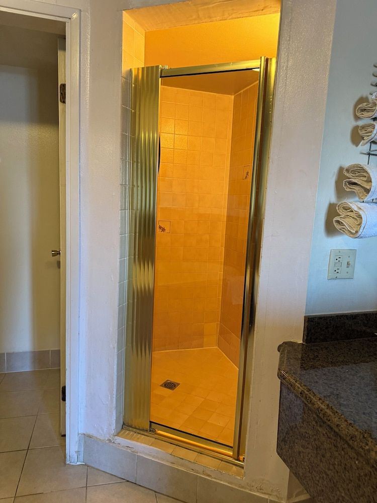 Fiesta Inn- Bell Gardens/ Los Angeles Suite, 1 King Bed, Smoking 4