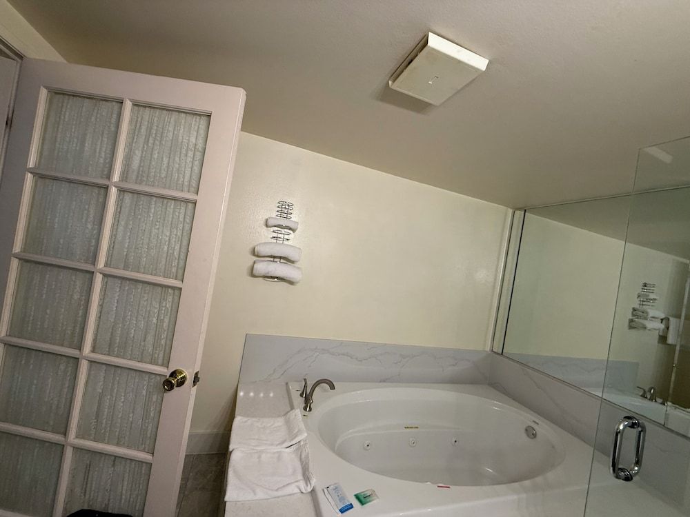 Fiesta Inn- Bell Gardens/ Los Angeles Superior Suite, 1 King Bed, Smoking 6