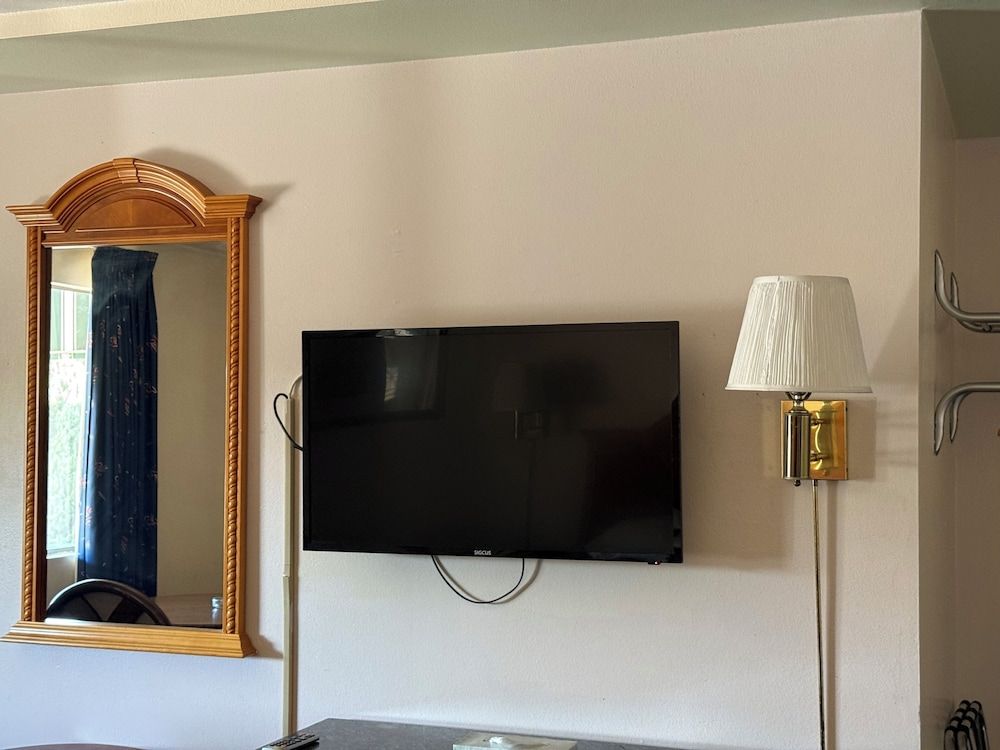 Fiesta Inn- Bell Gardens/ Los Angeles Superior Suite, 1 King Bed, Smoking 3