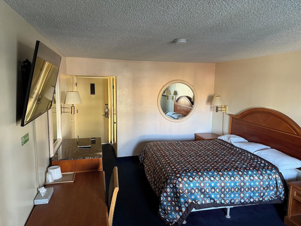 Fiesta Inn- Bell Gardens/ Los Angeles Single Room, 1 King Bed, Smoking 4