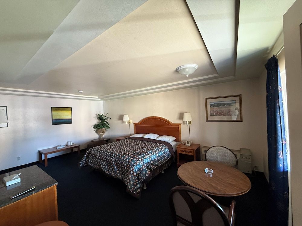 Fiesta Inn- Bell Gardens/ Los Angeles Superior Suite, 1 King Bed, Smoking 2