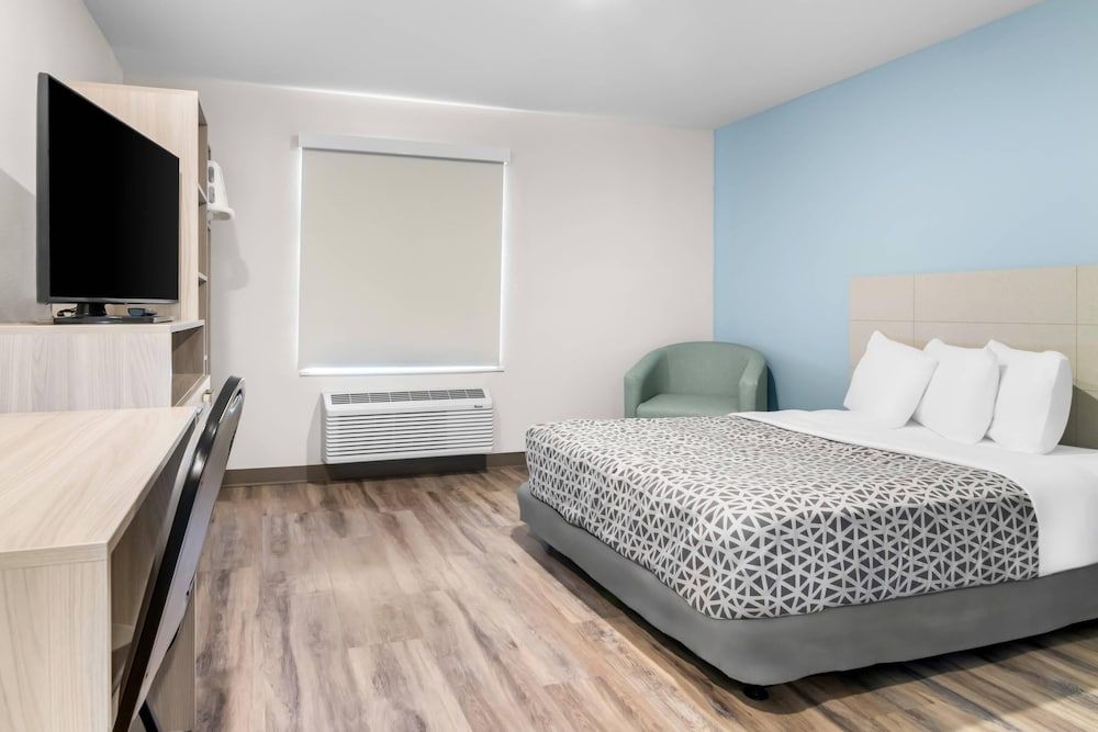 Woodspring Suites Elkhart Suite, 1 Queen Bed, Accessible, Non Smoking (Accessible Tub) 2