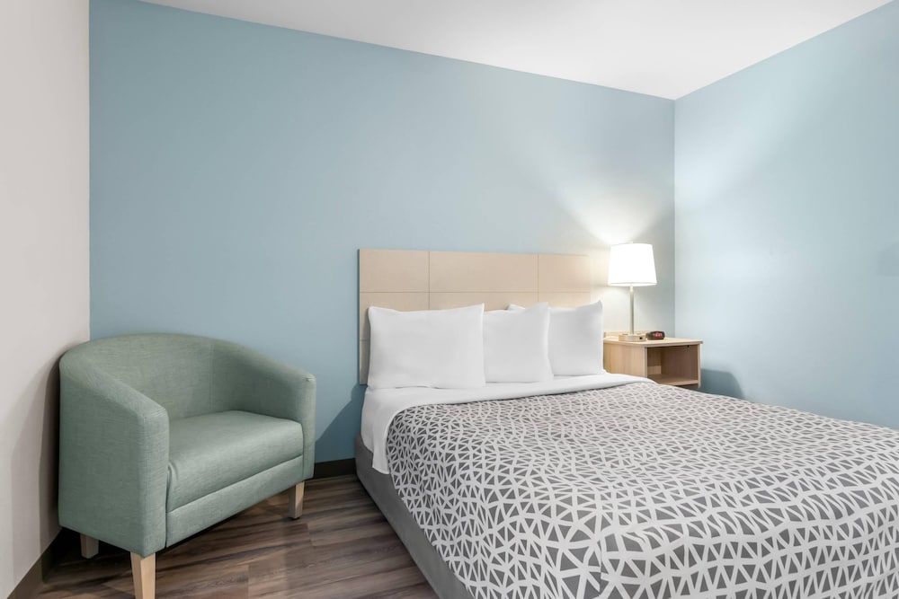 Woodspring Suites Elkhart Suite, 1 Queen Bed, Accessible, Non Smoking (Accessible Tub)