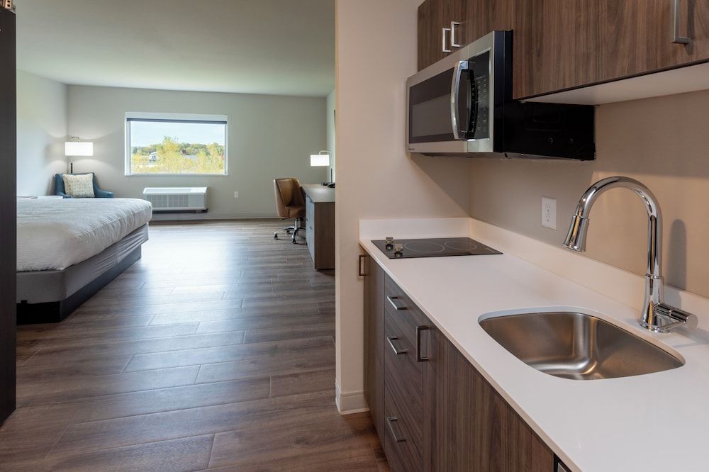 GrandStay Hotel & Suites Kaukauna Studio, 1 King Bed (Extended Stay | Chair) 3