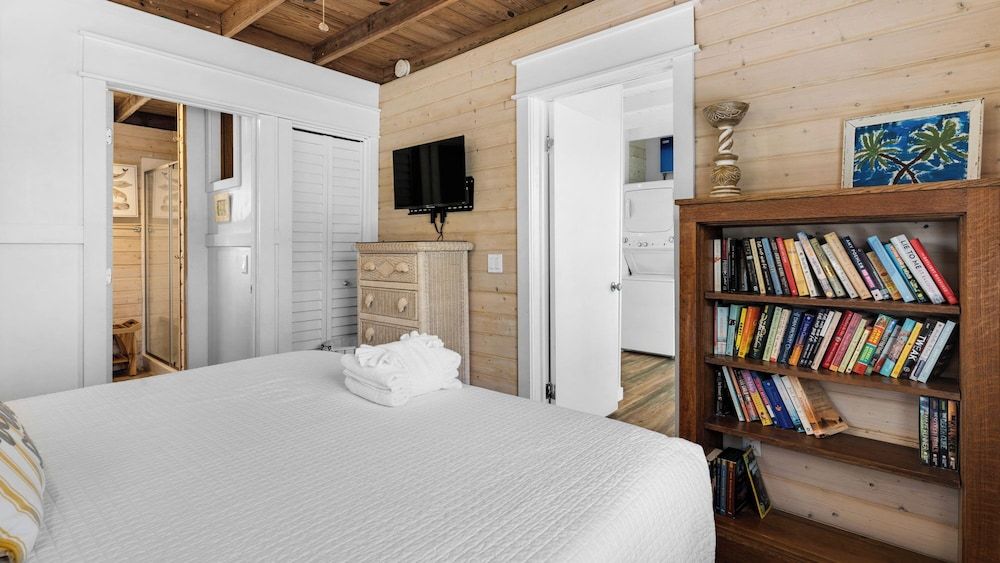 2BR Home, Private Heated Pool, 4 Bikes, Beach Access House, Multiple Beds, Pool Access, Pool View (Coastal Charm) 9