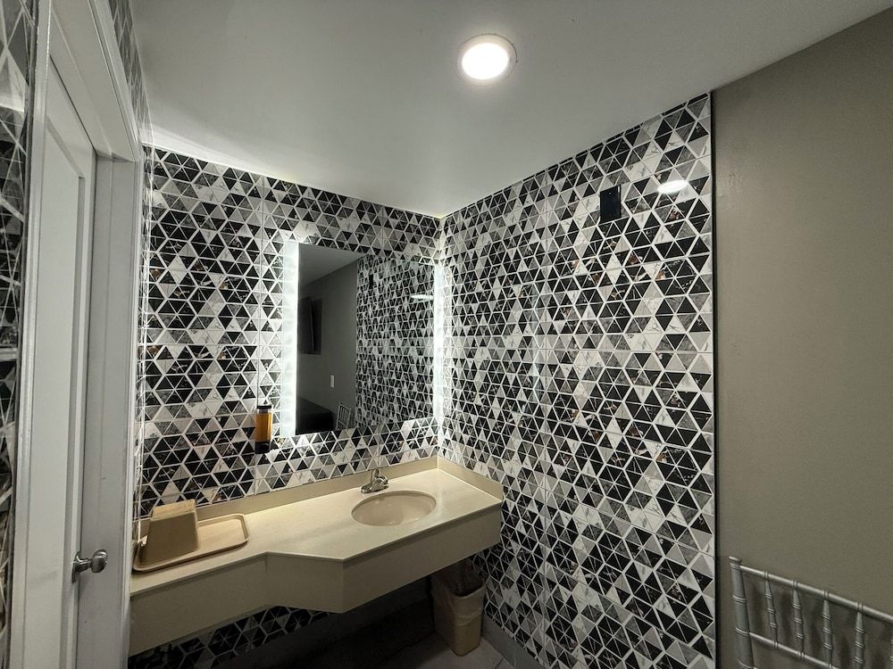 Beauty Rest Hotel Deluxe Room, 1 Queen Bed, Non Smoking 4