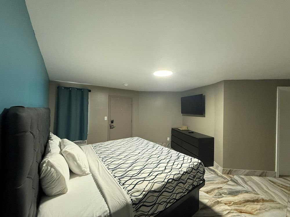 Beauty Rest Hotel Deluxe Room, 1 King Bed, Non Smoking 4