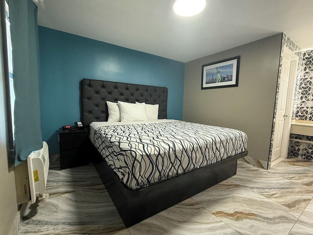 Beauty Rest Hotel Deluxe Room, 1 King Bed, Non Smoking 5