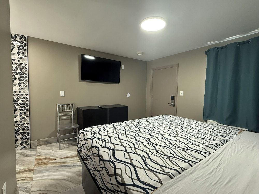 Beauty Rest Hotel Deluxe Room, 1 King Bed, Non Smoking 3